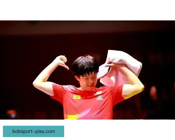 王楚钦接受采访时突然双手撑地拼尽全力感动无数球迷