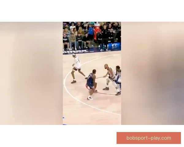 李凯尔：即使无球也专注提升 技术 队伍需围绕戈贝尔组织进攻